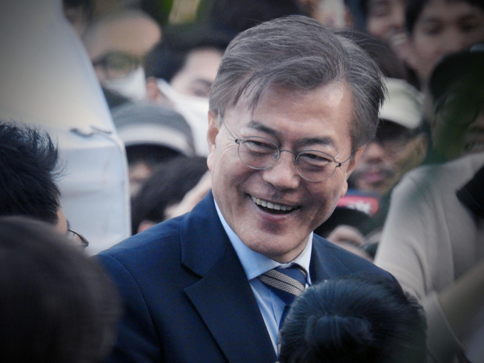 문재인 대통령은 1일 국회에서 왜곡된 사회경제 구조를 바로잡기 위해 국가가 제 역할을 하겠다고 강조했다.