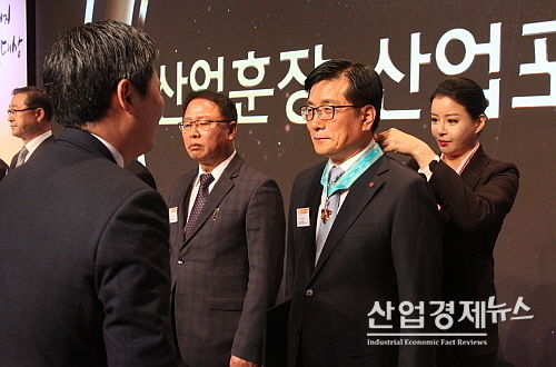 이영호 대표이사가 동탑산업훈장을 수훈받고 있는 모습...롯데푸드 제공
