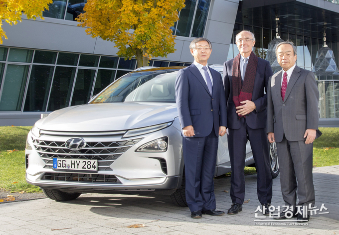 왼쪽부터 수소위원회 신임 공동회장인 현대자동차 양웅철 부회장, 에어리퀴드 베누아 포티에 회장과 전임 공동회장인 도요타 우치야마다 회장이 독일 본에서 열린 ‘'제 2차 수소위원회 총회'에 참석해 기념사진을 찍고 있다. 사진제공 현대차