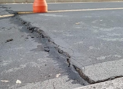 15일 포항에서 규모 5.4의 지진이 발생해 도로가 갈라지고 건물벽이 무너지는 등 큰 피해가 발생했다.