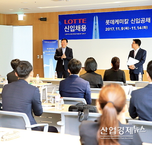 롯데 신동빈 회장이 13일, 잠실 롯데월드타워 15층 롯데케미칼 본사에서 진행된 신입사원 공개채용 현장을 들러 지원자들을 격려하고 있다.