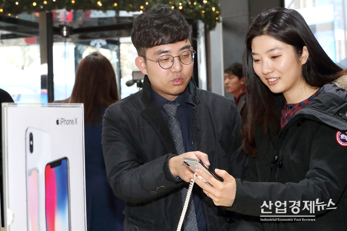 KT 아이폰X 출시행사에 참여한 고객. 사진-KT 제공