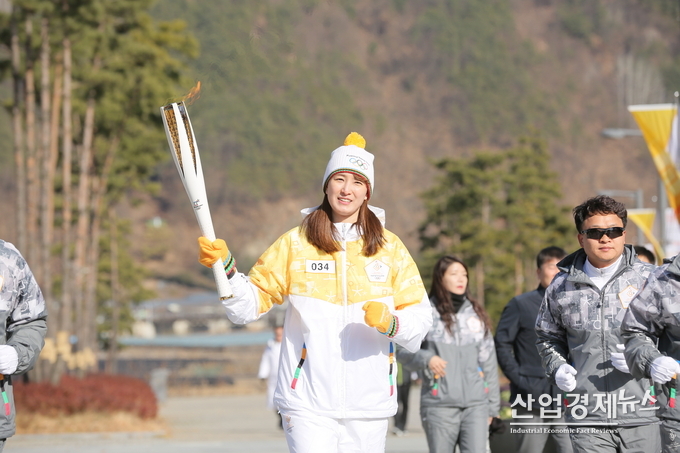 베이징 올림픽, 런던 올림픽 금메달리스트 황경선 선수가 봉화를 봉송하고 있다. 사진-평창동계올림픽 조직위원회 제공