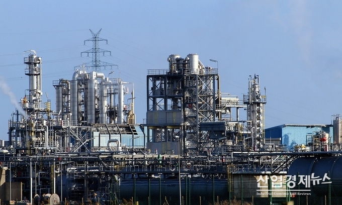 현대경제연구원이 현재의 경기를 '깜짝 성장'이라며 한국은행의 기준금리 인상 논리에 대치되는 분석을 내놨다.