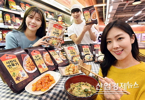홈플러스 강서점에서 모델들이 '올어바웃푸드(All about food)' 간편식 아시안푸드 신제품을 선보이고 있다...홈플러스 제공