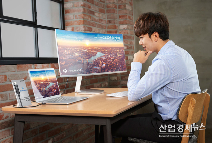 미국 라스베이거스에서 9~12일 개최되는 '2018 CES'에 출품될 삼성전자 'CJ791' 커브드 모니터. 사진-삼성전자