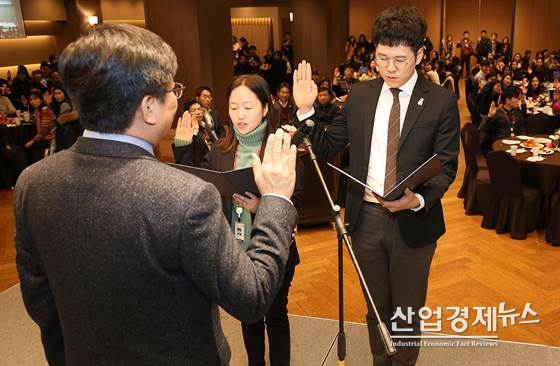 5일 오전에 있었던 롯데닷컴 ‘CSV 공유가치 창출경영 선포식’. 롯데닷컴 직원대표 진영란 팀장(左)과 원우철 대리(右)가 선서문을 낭독하고 있다. 사진 = 롯데닷컴