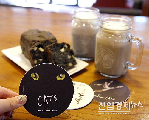 ‘블랙 탐 & 캣츠 세트’ 메뉴 연출 컷...탐앤탐스 제공