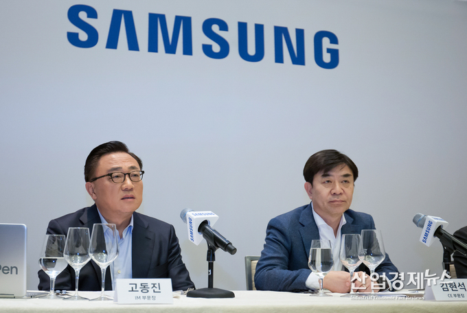 삼성전자 CE부문 김현석 사장(오른쪽)이 'CES 2018' 개막에 앞서 제품전략을 밝히고 있다.