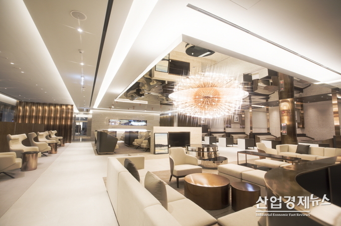 SK네트웍스 워커힐이 인천공항 제2여객터미널에 '마티나 골드' 라운지를 오픈했다.