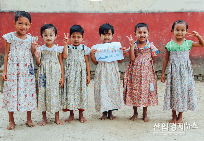 아모레퍼시픽이 원피스를 만들어 미얀마 어린이들에게 전달했다.