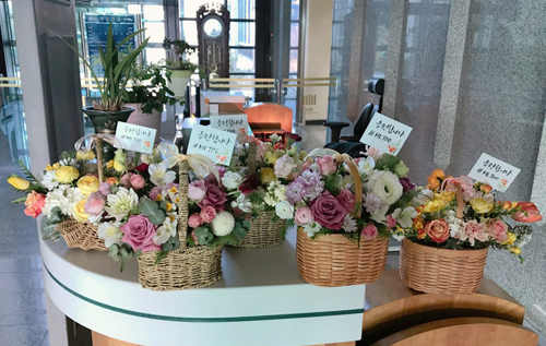 서 검사가 근무하는 통영지청에 응원의 꽃바구니가 쌓여있다.