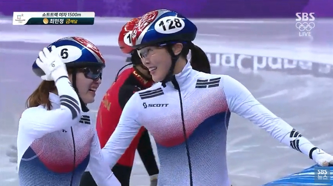 경기가 끝난 후 김아랑 선수와 기쁨을 나누고 있는 최민정 선수 (SBS방송화면 캡처)