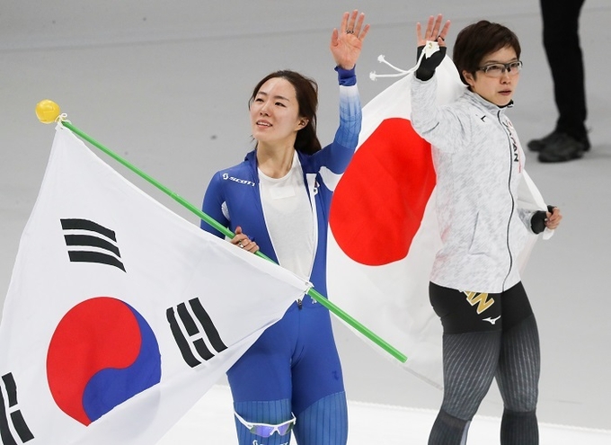 경기후 이상화 선수와 고다이라 선수가 관객들에게 손을 흔들고 있다. 고다이라 선수는 경기 후 눈물을 흘리는 이상화에게 다가와 당신을 존경한다며 포옹으로 위로해 감동을 자아냈다.