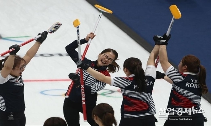 평창올림픽 여자 컬링 준결승에서 일본에 승리한 한국 컬링팀 김은정, 김영미, 김경애, 김선영 선수가 두손을 치켜들고 기뻐하고 있다. 사진-평창 올림픽조직위원회 홈페이지 캡쳐