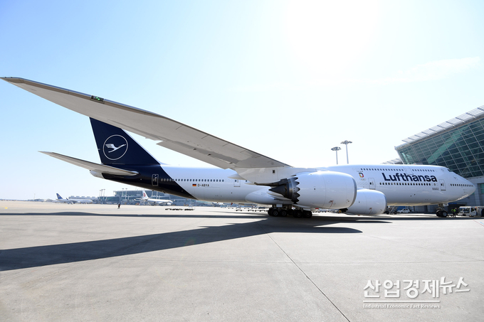 새로운 디자인이 적용된 루프트한자 보잉 B747-800 기종. 사진 = 루프트한자