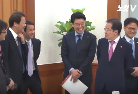 홍준표 자유한국당 대표가 임종석 대통령비서실장에게 'me too' 관련 이야기를 하고 있다. (사진 : 노컷V 유튜브 화면 캡처)