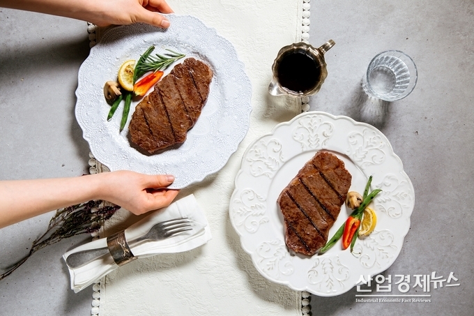 벽제갈비 30년 경력의 장인이 직접 손질하여 풍미와 육즙을 살린 한우생등심