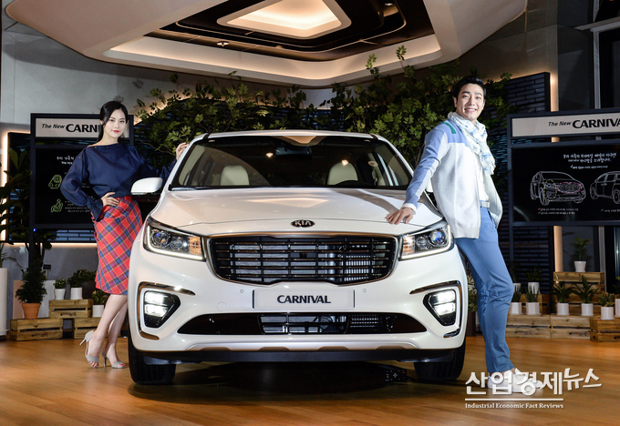 기아차는 13일 강남구 압구정에 위치한 BEAT 360에서 ‘더 뉴 카니발’의 사진영상발표회를 갖고 판매에 돌입했다. 사진 = ‘더 뉴 카니발’ 전측면