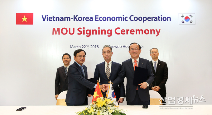 베트남 하노이에서 열린 베트남 해상풍력발전 실증단지 개발 협약식에서 참석자들이 기념촬영을 하고 있다. 사진 왼쪽부터 쩐뚜언 아잉 베트남 산업통상부 장관, 즈엉 꽝 타잉 베트남전력공사 회장, 박지원 두산중공업 회장, 유향열 한국남동발전 사장, 백운규 산업통상자원부 장관