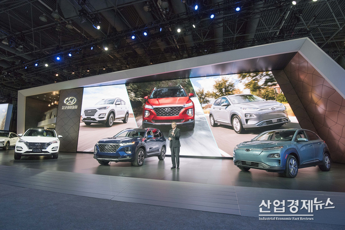 현대차 미국법인 최고운영책임자(COO)인 브라이언 스미스 가 28일(현지시각) 열린 뉴욕 모터쇼에서 발표하고 있는 있다. 사진 = 현대차