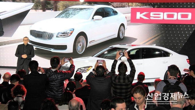 미국 뉴욕 제이콥 재비츠 센터에서 개막한 ‘2018 뉴욕 국제 오토쇼’에서 THE K9(현지명 K900)을 소개하고 있는 피터 슈라이어 디자인 총괄 사장. 사진 = 기아차