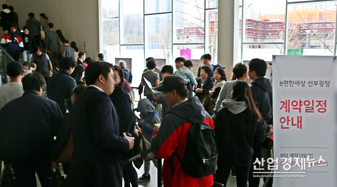 대림산업이 안산에 분양하고 있는 'e편한세상 선부광장'에 몰린 방문객들. 주말동안 수도권 견본주택에 12만명이 몰려 미분양이 쌓이고 있는 지방 분양시장과 큰 대비를 이뤘다. 사진-대림산업 제공