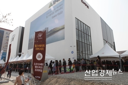 현대건설이 김포에 분양하는 '힐스테이트 리버시티' 견본주택 밖으로 방문객들이 입장을 위해 길게 줄을 서있다. 사진-현대건설 제공