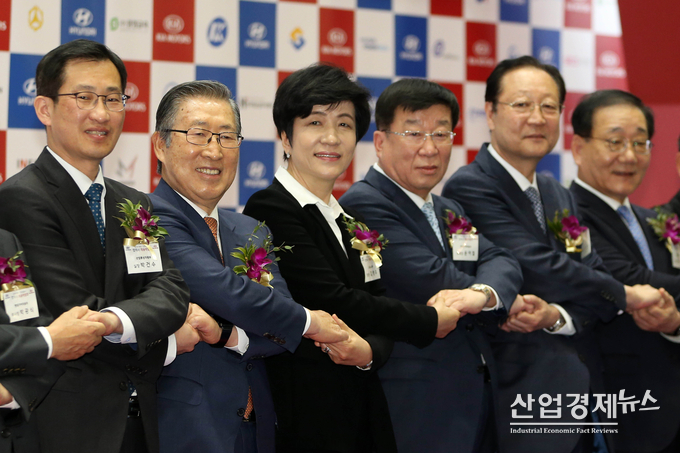 (왼쪽부터) 박건수 산업통상자원부 산업정책실장, 이영섭 현대기아차 협력회장, 김영주 고용노동부 장관, 윤여철 현대차 부회장, 권기홍 동반성장위원장, 김용학 연세대학교 총장. 사진=현대기아차