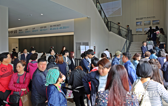 e편한세상 선부광장 내방객 모습