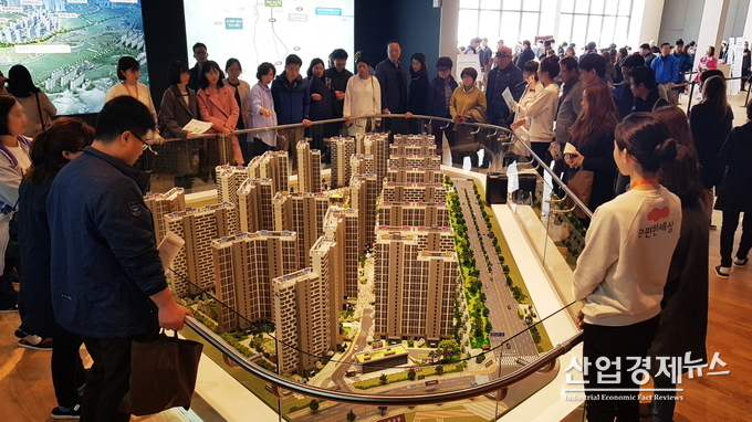 e편한세상 양주신도시4차 주택전시관을 찾은 내방객들이 주택 모형을 둘러보고 있다.