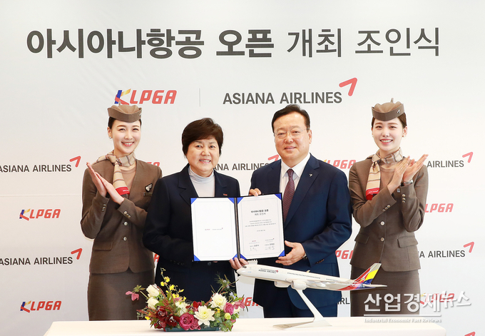 문명영 아시아나항공 여객본부장(오른쪽 두번째)과 강춘자 KLPGA 수석부회장(오른쪽 세번째)이 10일 조인식을 마치고 기념촬영을 하고 있다. 사진 = 아시아나