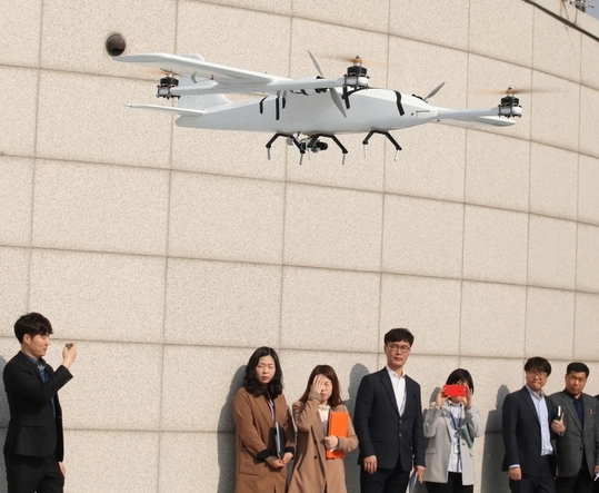 현장에서 KT 관계자들이 드론 관제 솔루션을 시연하고 있는 모습