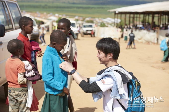 유니클로 직원이 르완다 난민 캠프를 방문해 옷을 전달하고 있다. 사진 = 유니클로