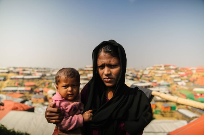 야신 타라 (20세)와 생후 10개월 된 딸 아스마는 지난해 9월부터 방글라데시에서 난민으로 살고 있다. 미얀마군이 집을 태워버리고 가축을 훔쳐갔다고 한다. 아스마는 폐렴에 걸려 열이 높다.