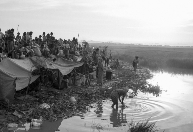 나프강을 건너 방글라데시 쪽으로 피난한 로힝야들이 모여있다.