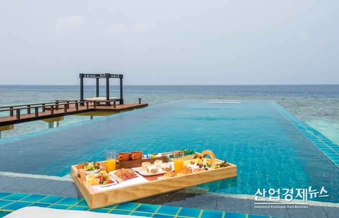 몰디브 알사나 벨라바루 리조트 수영장 조식세트