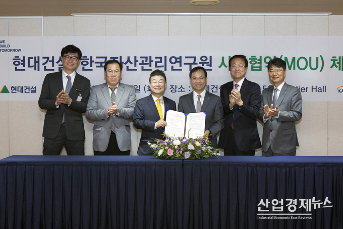 서울 계동 현대건설 본사에서 현대건설 건축사업본부장 김정철 부사장(오른쪽 세 번째), 김용식 전무(오른쪽 두 번째), 최원석 상무(오른쪽 첫 번째)와 한국자산관리연구원 고종완 원장(왼쪽 세 번째), 정수철 이사(왼쪽 두 번째), 최호성 팀장(왼쪽 첫 번째)이 복합개발사업 추진 MOU 체결식을 진행하고 있다.