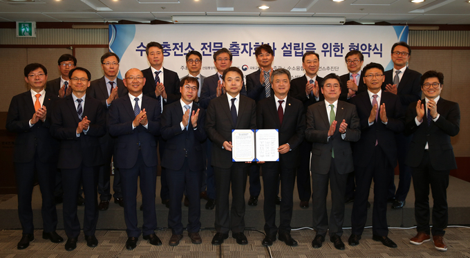 서울 프레스센터에서 열린 ‘수소충전소 구축·운영 특수목적법인(이하 SPC) 설립 MOU’ 체결식에서 (앞줄 오른쪽 두번째부터) 국토교통부 이용욱 과장, 한국가스공사 정승일 사장, 산업통상자원부 이인호 차관, 현대자동차 정진행 사장, 환경부 김종률 국장 등 참석자들이 함께 기념 촬영을 하고 있다. 사진 = 현대차