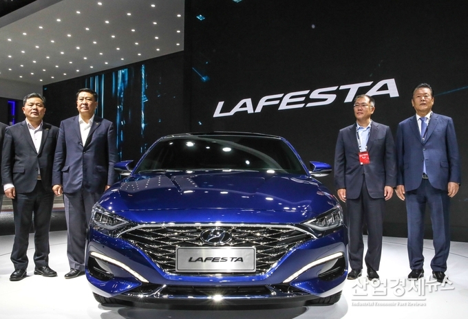 <2018 베이징 국제 모터쇼>에서 공개된 중국 전용 스포티 세단 ‘라페스타(Lafesta)’와 (왼쪽부터) 천홍량 베이징현대 동사장, 서화의 북기그룹 동사장, 정의선 현대자동차 부회장, 설영흥 현대자동차그룹 중국사업 담당 고문. 사진 = 현대차