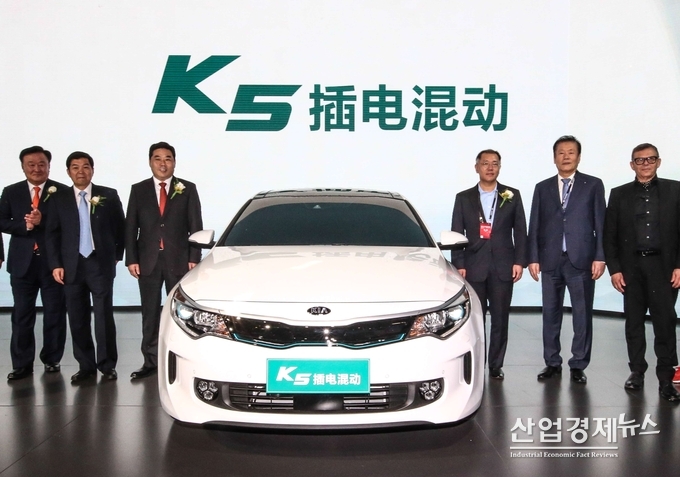 왼쪽부터 소남영 둥펑위에다기아 총경리(부사장), 허웨이 둥펑위에다기아 부동사장, 왕롄춘 둥펑위에다기아 동사장, 정의선 현대자동차 부회장, 설영흥 현대차그룹 중국사업 담당 고문, 피터슈라이어 현대기아차 디자인 총괄 사장이 기아자동차가 베이징 국제모터쇼에서 선보인 K5 플러그인하이브리드 앞에서 기념 촬영을 하고 있다. 사진 = 기아차