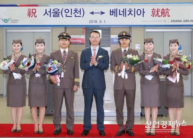 1일 인천국제공항 제 1여객터미널 출국장에서 열린 아시아나항공 인천-베네치아 노선 신규 취항식에서 김수천 아시아나항공 사장(가운데)이 취항편 운항승무원 및 캐빈승무원들과 함께 기념촬영을 하고 있다. 사진 아시아나