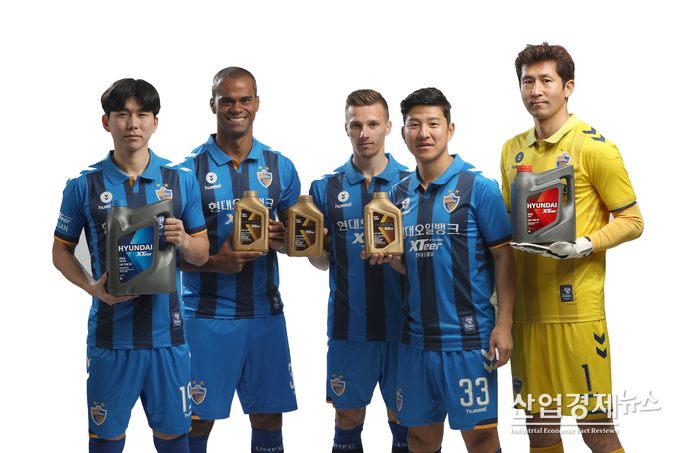 울산현대축구단 선수들이 현대오일뱅크 윤활유 제품 XTeer 광고사진을 촬영하고 있다. 현대오일뱅크는 울산현대축구단의 주요 후원사이다.