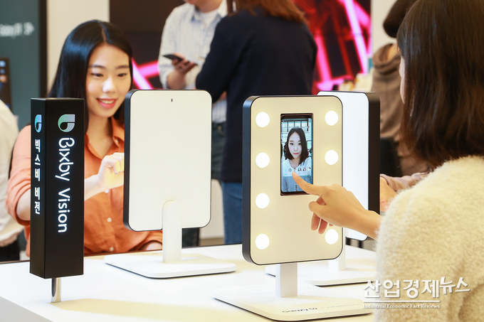 서울 강남 파미에스테이션에 마련된 ‘갤럭시 스튜디오’에서 실제 화장대처럼 꾸며진 AR 메이크업 체험 키트로 ‘빅스비 비전 메이크업 모드’를 체험하고 있는 모습