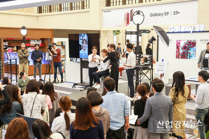 지난 주말 강남 파미에스테이션의 갤럭시 스튜디오에서는 소비자가 ‘갤럭시 S9·S9+’ AR 메이크업 체험을 통해 본인에게 가장 잘 어울리는 메이크업을 선택하면, 아티스트가 현장에서 직접 해당 제품으로 메이크업을 해주는 프로그램을 진행해 방문객들의 이목을 끌었다.