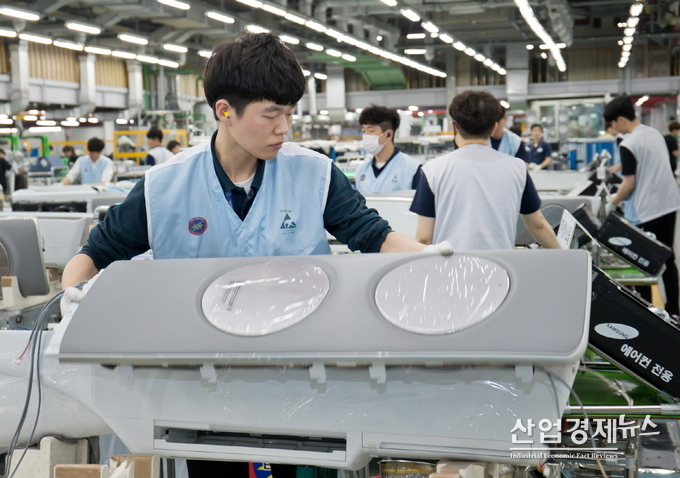 삼성전자 광주 사업장의 에어콘 생산라인