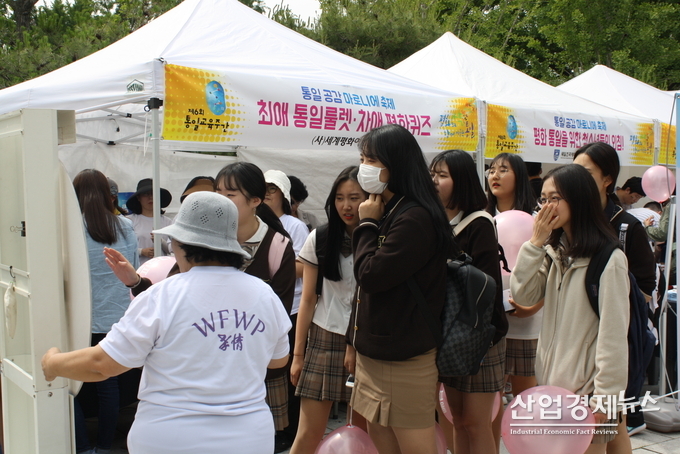 청소년들이 통일공감 마로니에 축제에 참여하고 있다.
