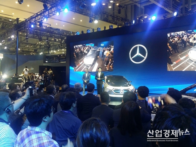 벤츠모델 이승기가 모터쇼에서 포즈를 취하고 있다