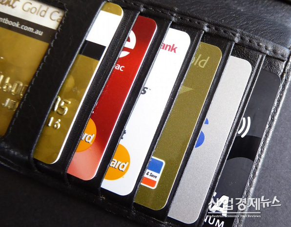 소득공제에서 가장 비중이 컸던 '신용카드 공제'를 폐지하려는 움직임이 알려지면서 직장인들의 우려와 반발이 커지고 있다.