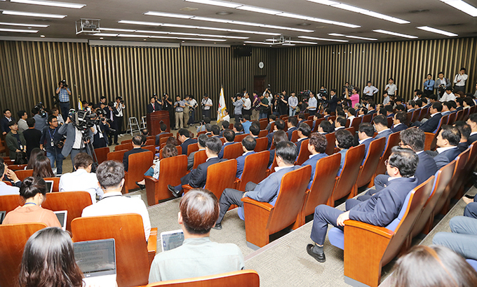 한국당 소속 국회의원들이 21일 의원총회를 열고 당 수습 활로를 모색하고 있다. 사진-자유한국당 홈페이지